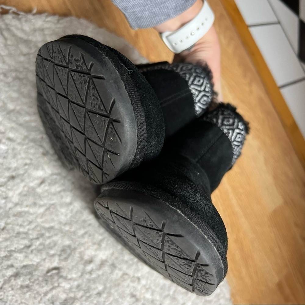 Minnetonka Middleton Aztec Boots Black White Suede Sheepskin Slipper Bootie - Picture 4 of 8
